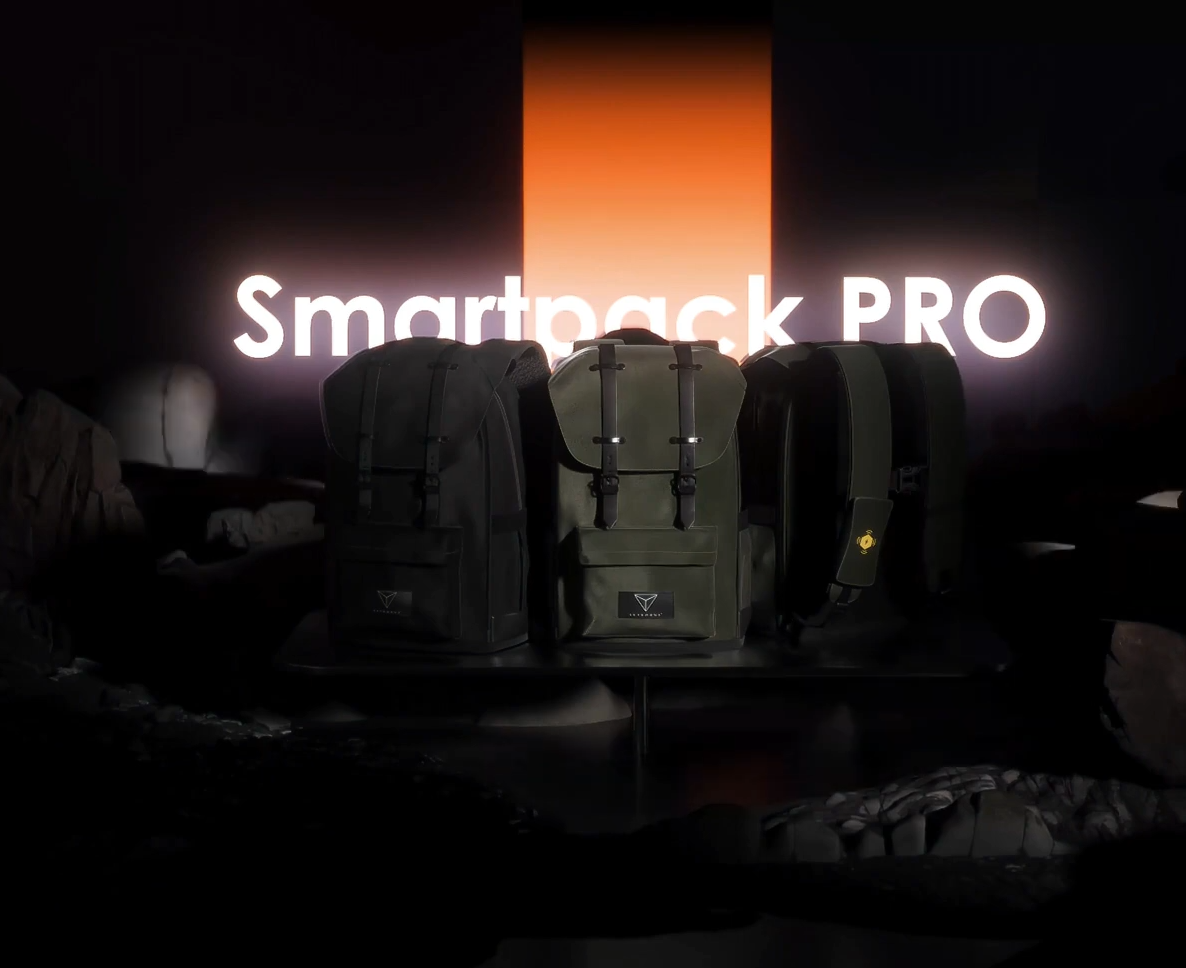 Rucsacuri prezentate într-o scenă cu iluminare Smartpack PRO
